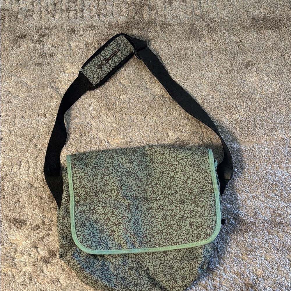 🍍Columbia messenger bag🍍13” width🍍14” depth🍍adjustable strap